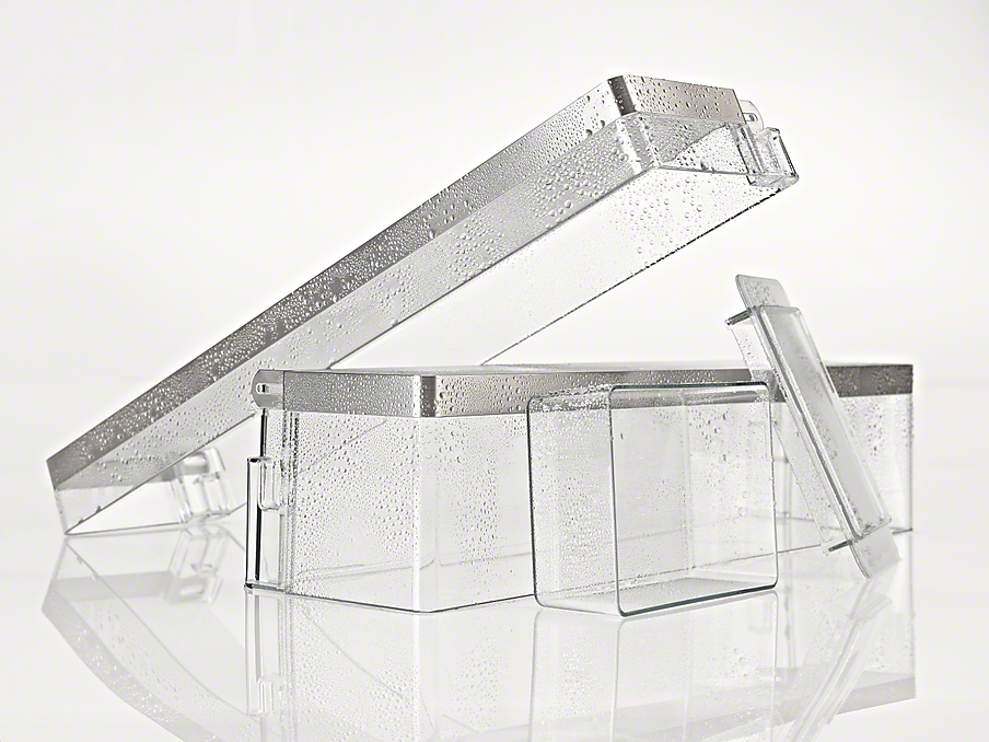 comfortclean fächer aus einem miele kühlschrank vor grau-weißem hintergrund