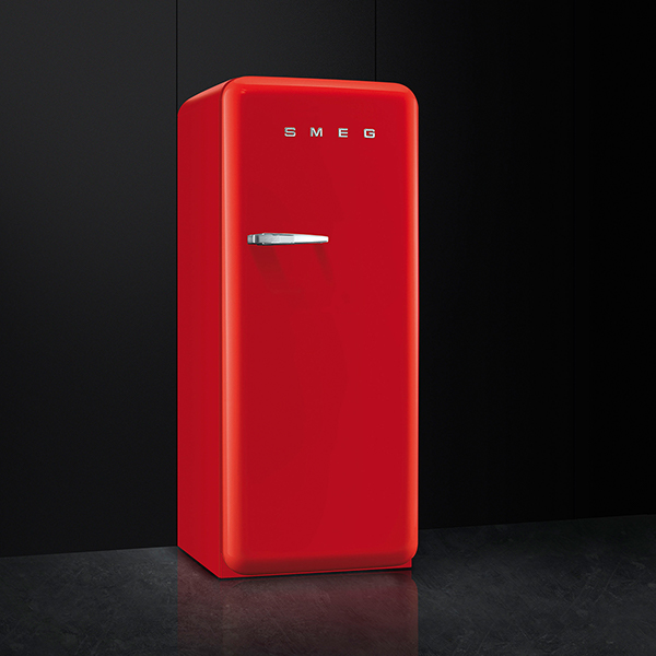 roter retro kühlschrank von smeg vor einem schwarzen hintergrund