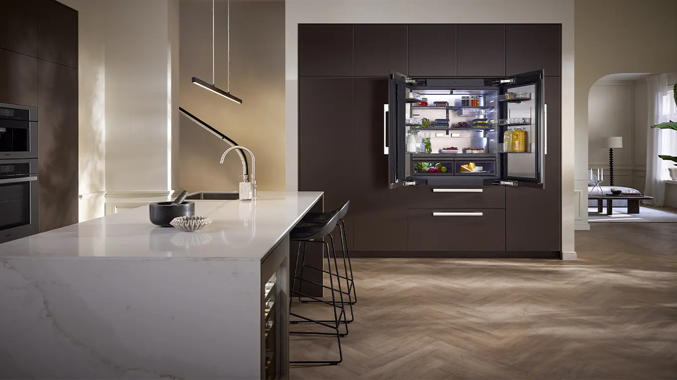 Miele kühlschrank MasterCool  in einer offenen küche mit kochinsel