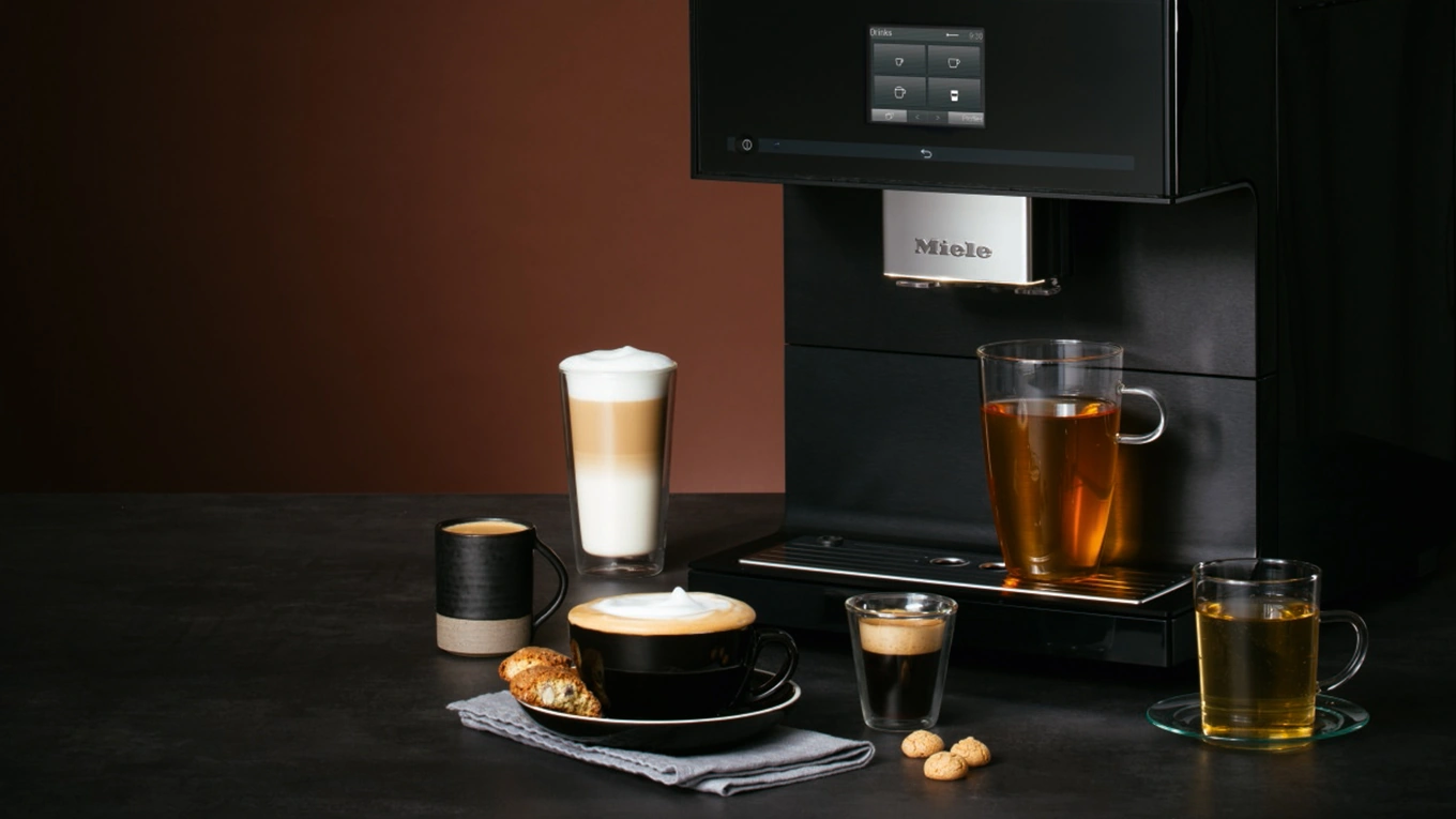 miele stand kaffeevollautomat mit verschiedenen kaffeespezialitäten