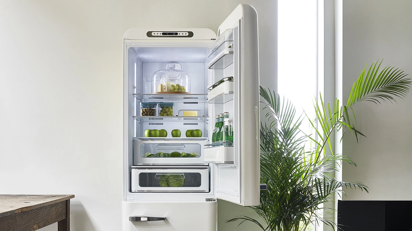 Smeg Kühlschrank geöffnete kühlschranktür bei einer smeg kühl-gefrierkombination in weiß